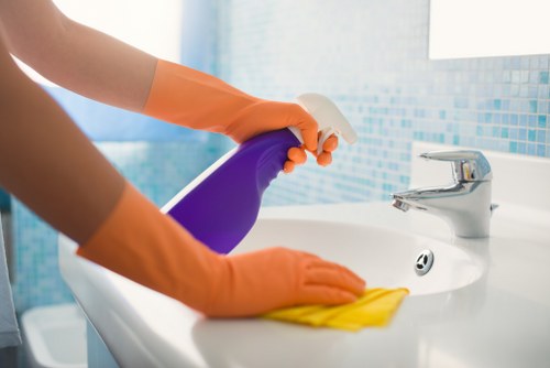 Local cleaning team preparing a SE24 home for handover